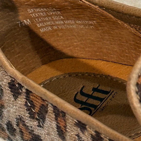 Women’s SOFFT Pavina leopard print slip on sneakers- Size 7.5 - Picture 6 of 7